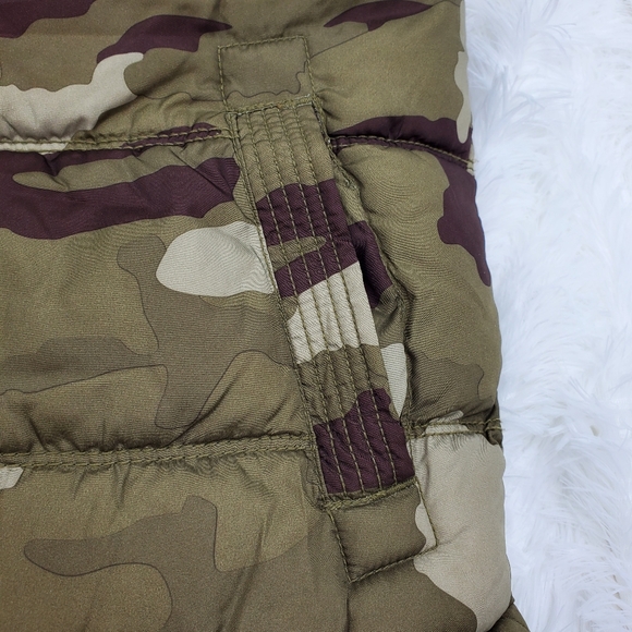 Old Navy Camouflage Puffer Vest with Vibrant Lining Boys M/8 Juniors - Picture 5 of 10